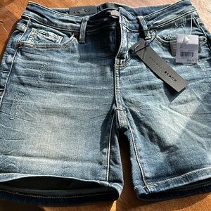 New buckle black mid-rise superior stretch